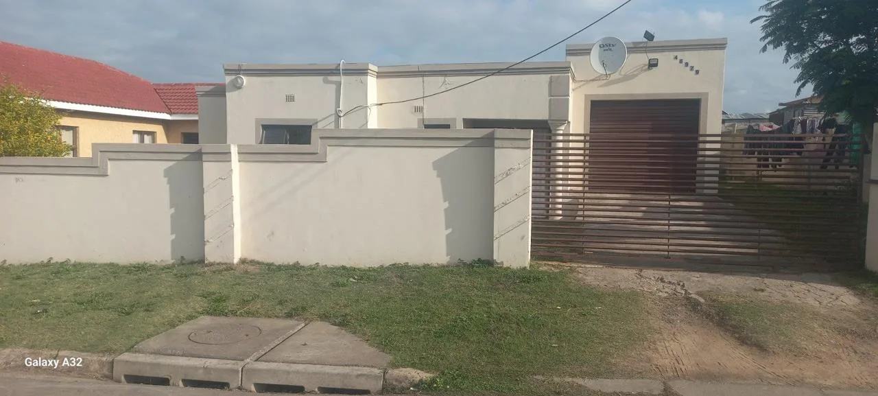 7 Bedroom House for sale in Amalinda