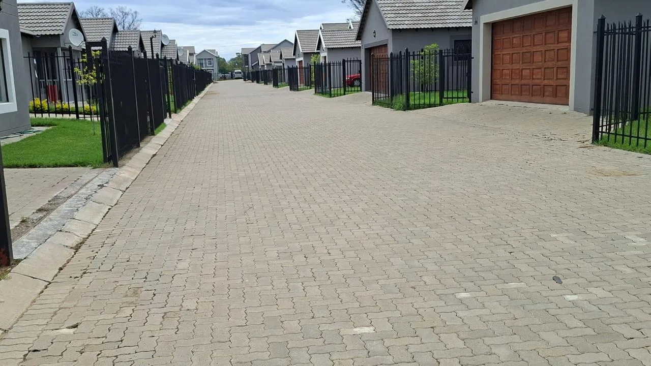 3 Bedroom House for sale in Bloemspruit