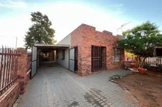 5 Bedroom House for sale in Kutlwanong