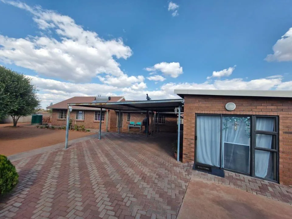 4 Bedroom House for sale in Kathu