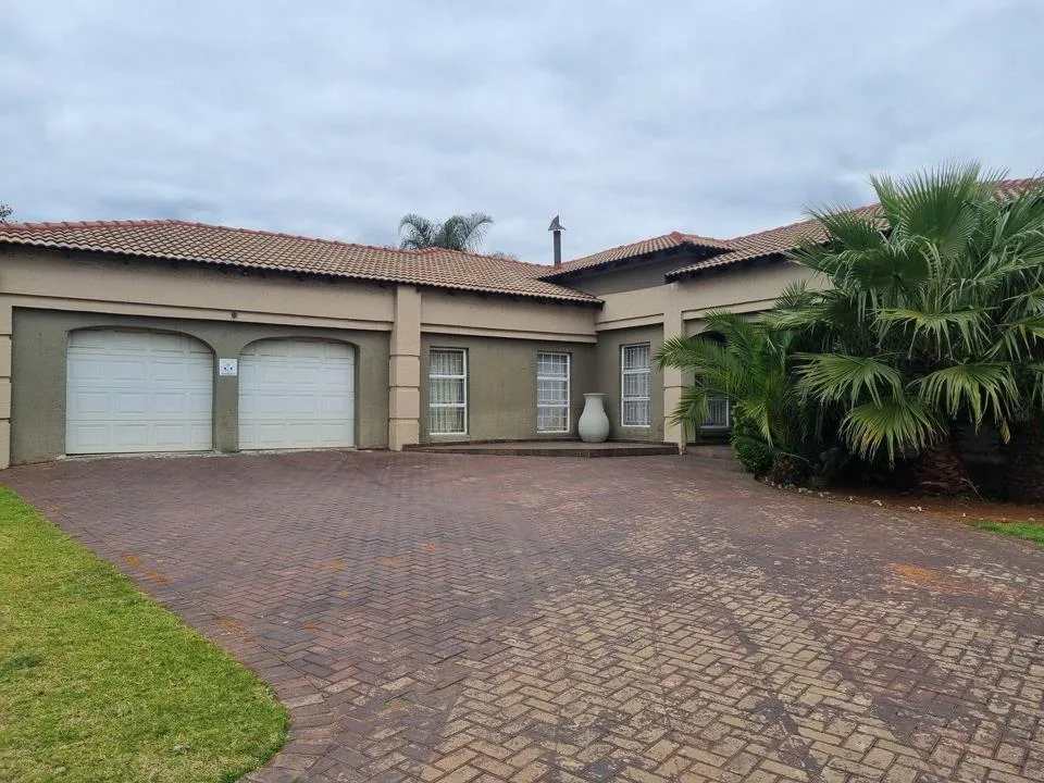4 Bedroom House for sale in Aerorand