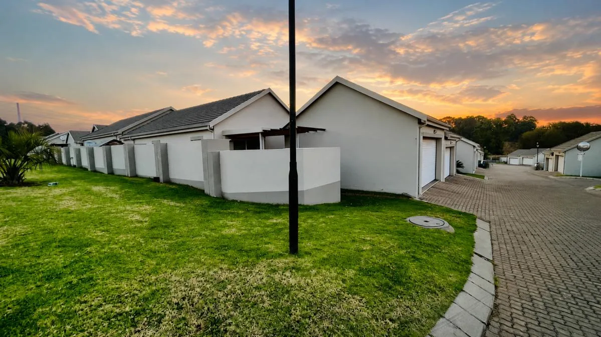 3 Bedroom Townhouse for sale in Die Heuwel Ext 1