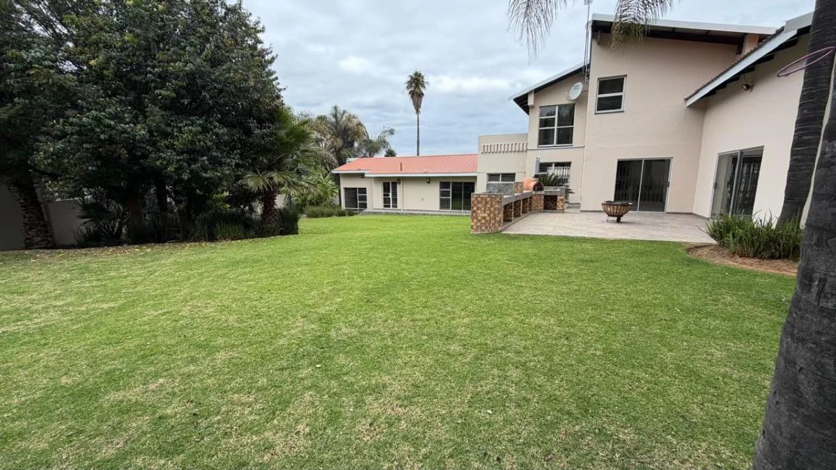 7 Bedroom House for sale in Gholfsig