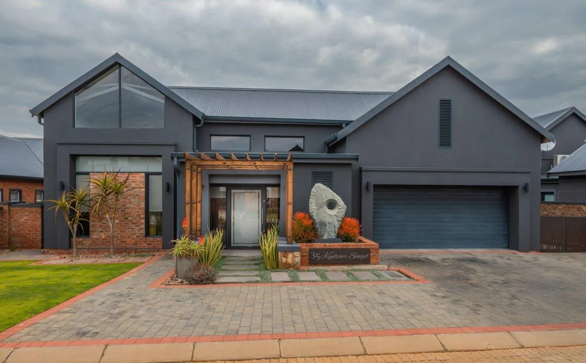 3 Bedroom House for sale in De Land Estate