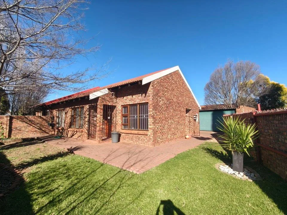 3 Bedroom Townhouse for sale in Langenhovenpark