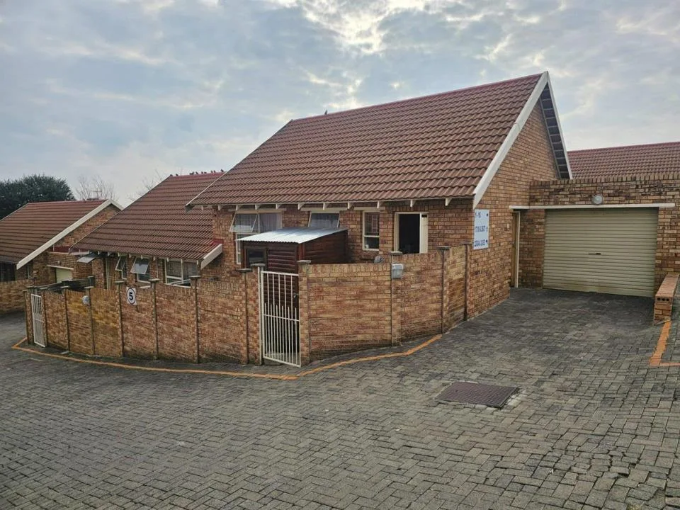 2 Bedroom Townhouse for sale in Fleurdal