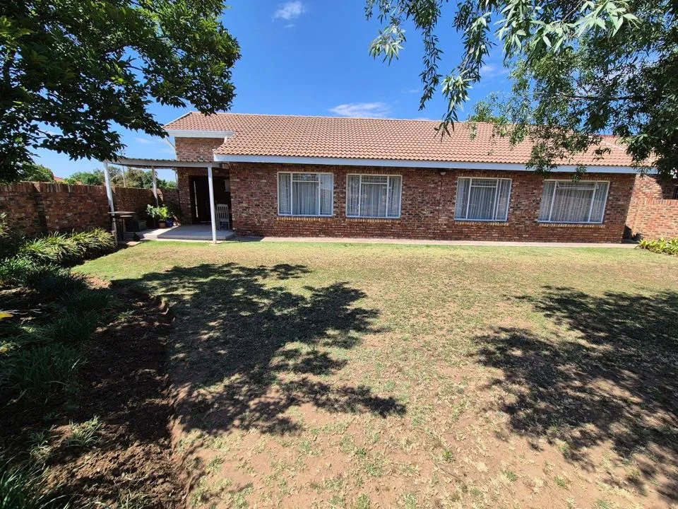 2 Bedroom Townhouse for sale in La Hoff