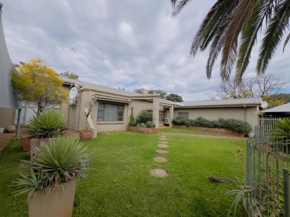 8 Bedroom House for sale in Kuruman