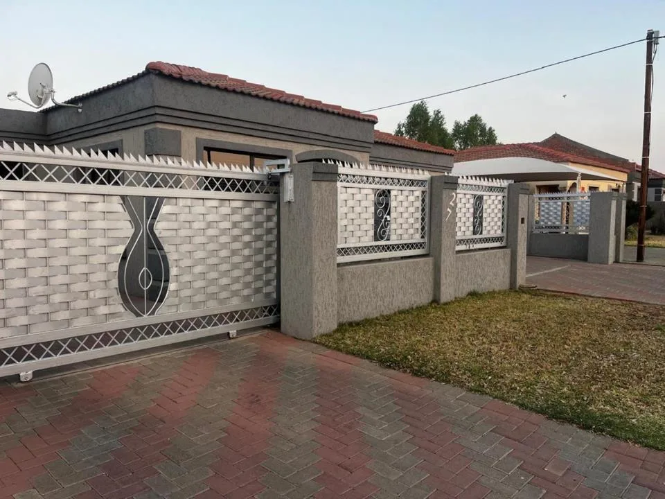 3 Bedroom House for sale in Mandela View