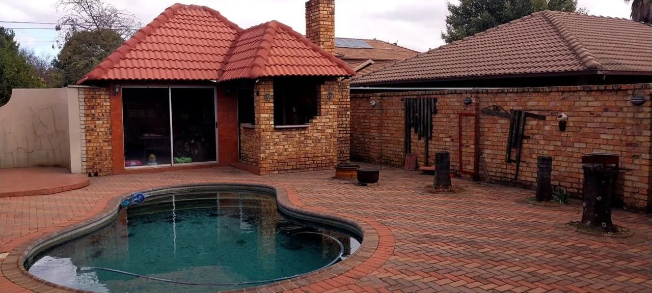 4 Bedroom House for sale in Aerorand