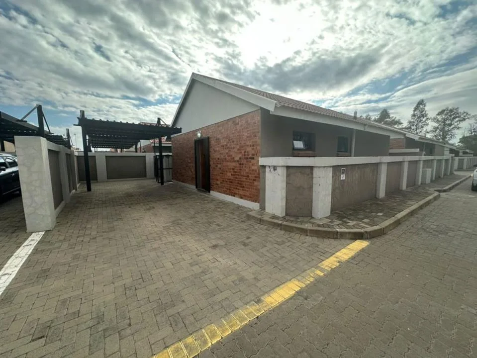 2 Bedroom House for sale in Raceway