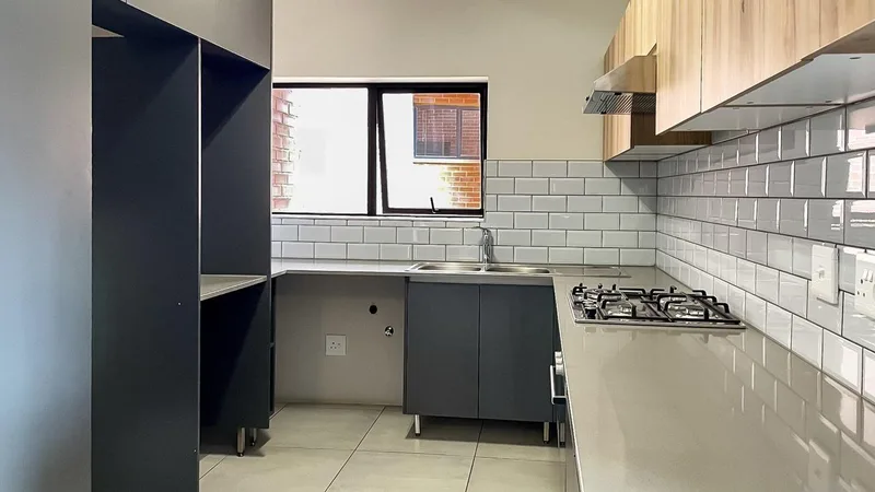 3 Bedroom Apartment / flat to rent in The Precinct