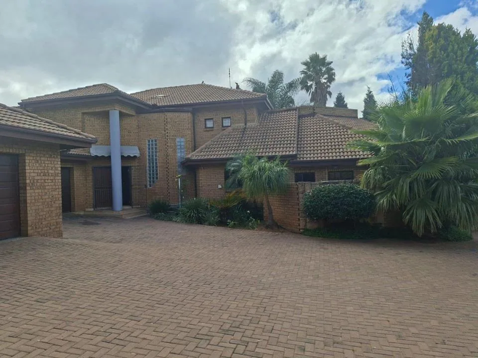 4 Bedroom House for sale in Aerorand