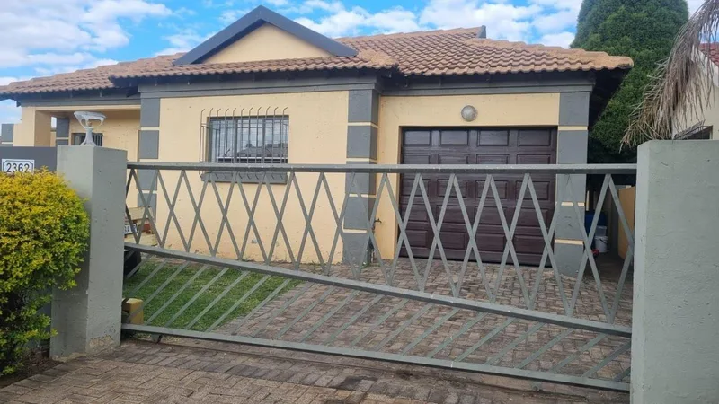 3 Bedroom Townhouse to rent in Hoeveld Park