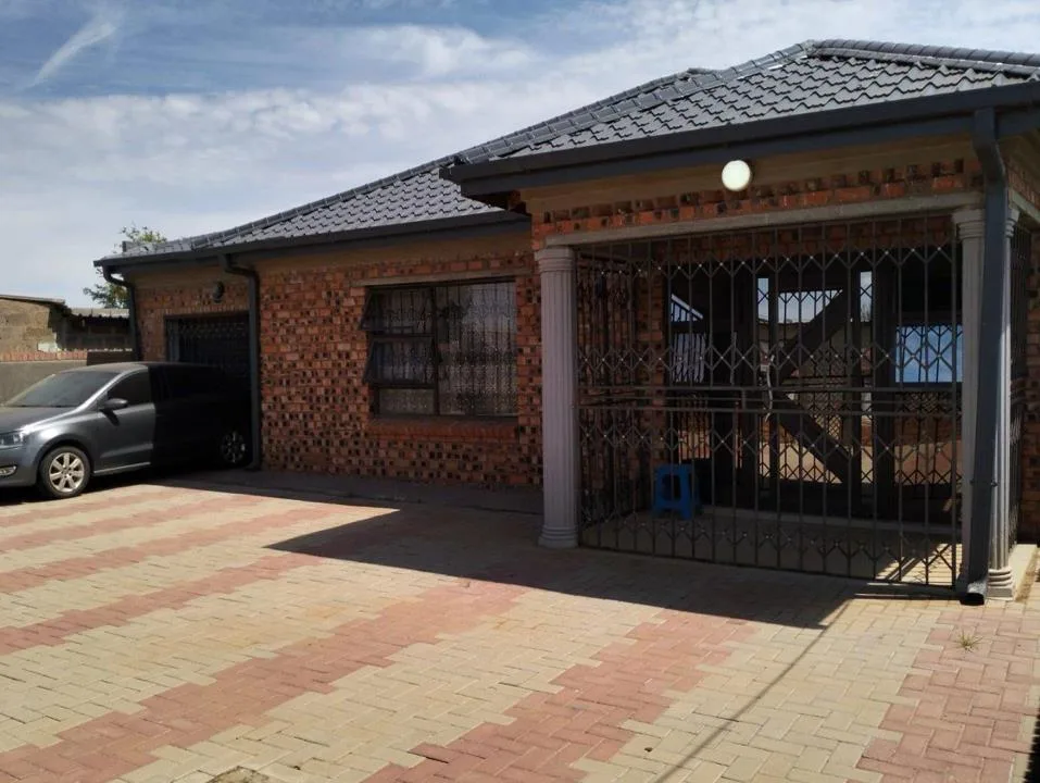 3 Bedroom House for sale in Kagisanong