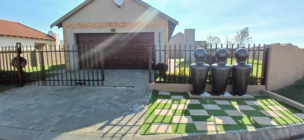 3 Bedroom House for sale in Waterkloof AH