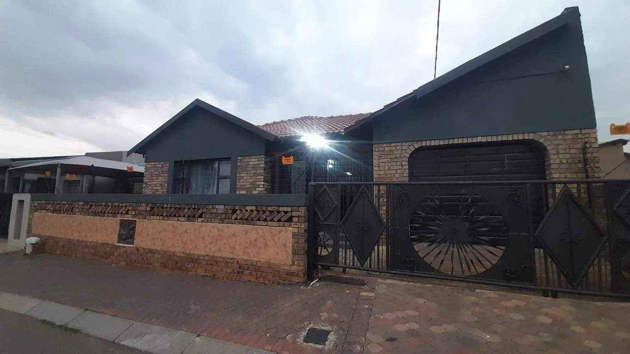 3 Bedroom House for sale in Mhluzi