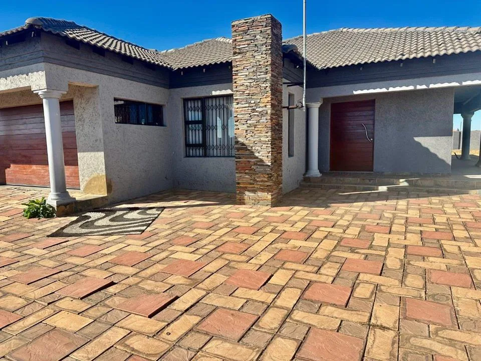 4 Bedroom House for sale in Aerorand