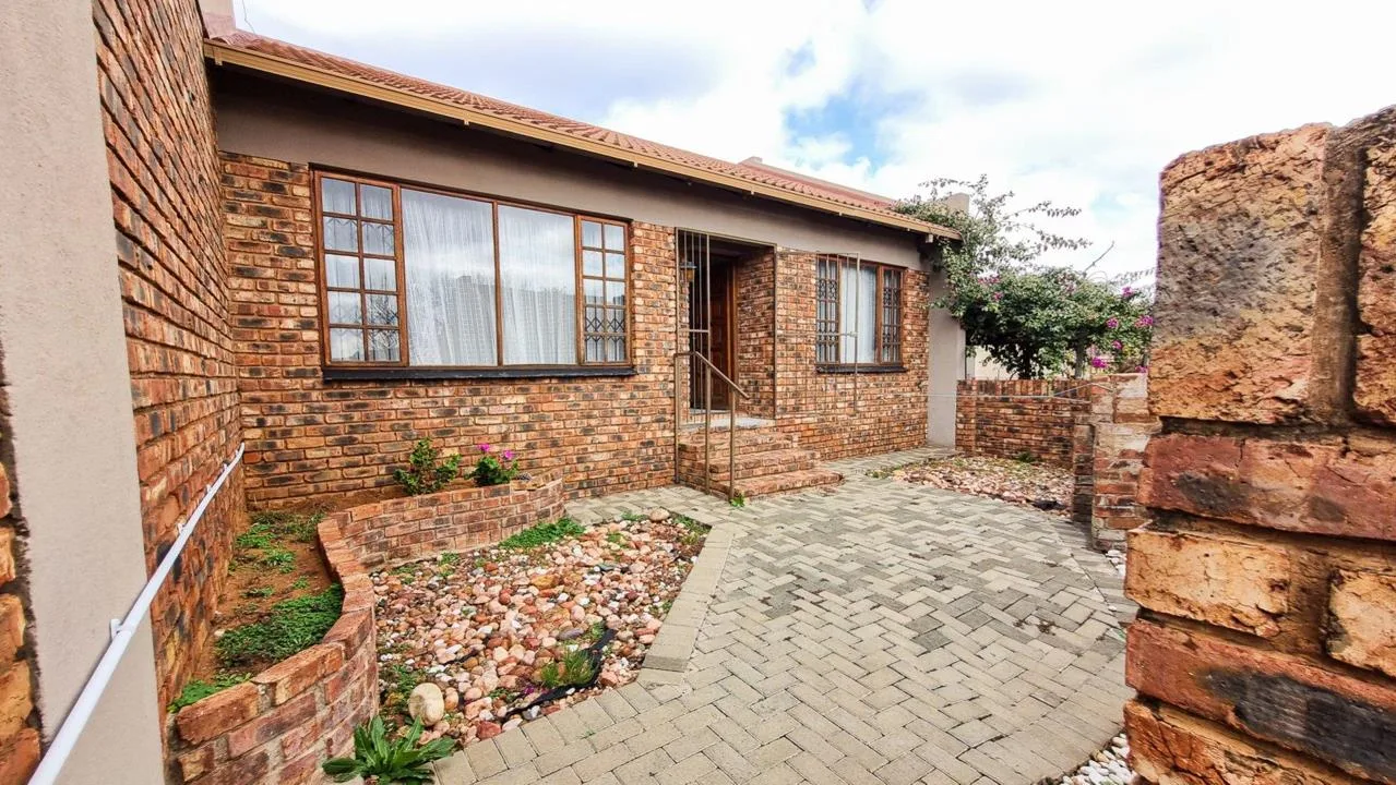 2 Bedroom Townhouse for sale in Langenhovenpark