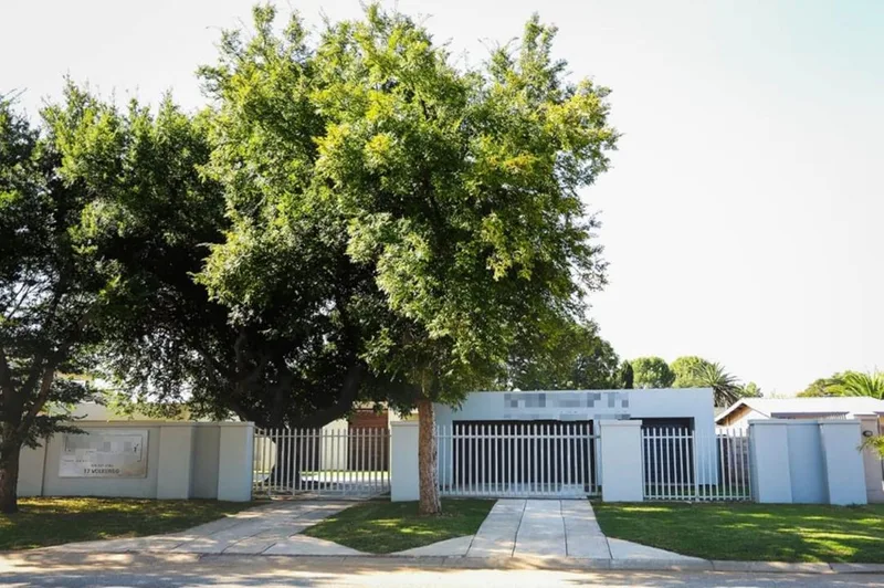 6 Bedroom House for sale in Jim Fouchepark