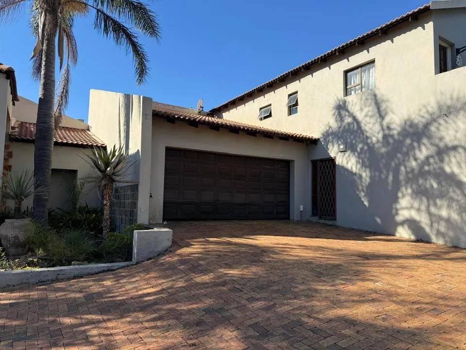8 Bedroom House for sale in Reyno Ridge