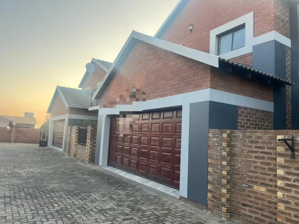 4 Bedroom Townhouse for sale in Heuwelsig