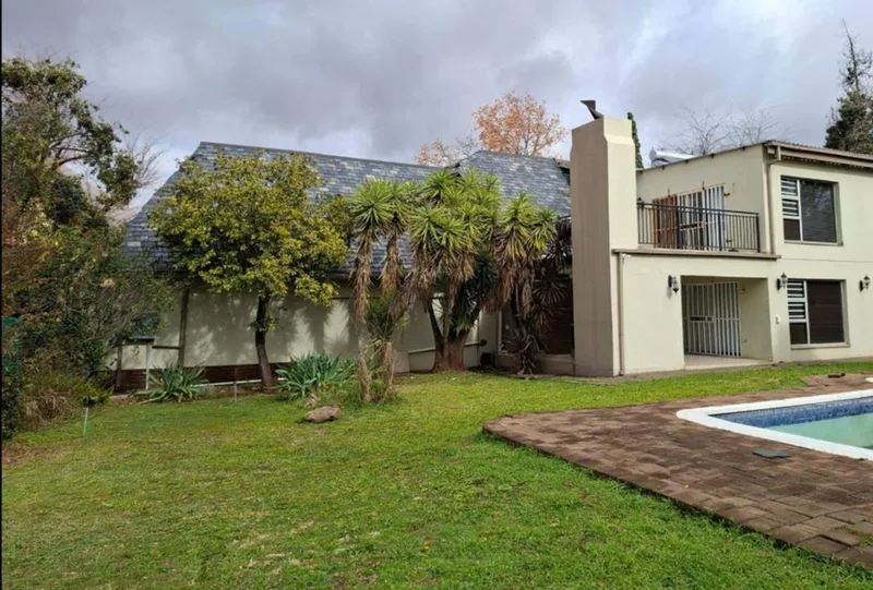 10 Bedroom House for sale in Universitas