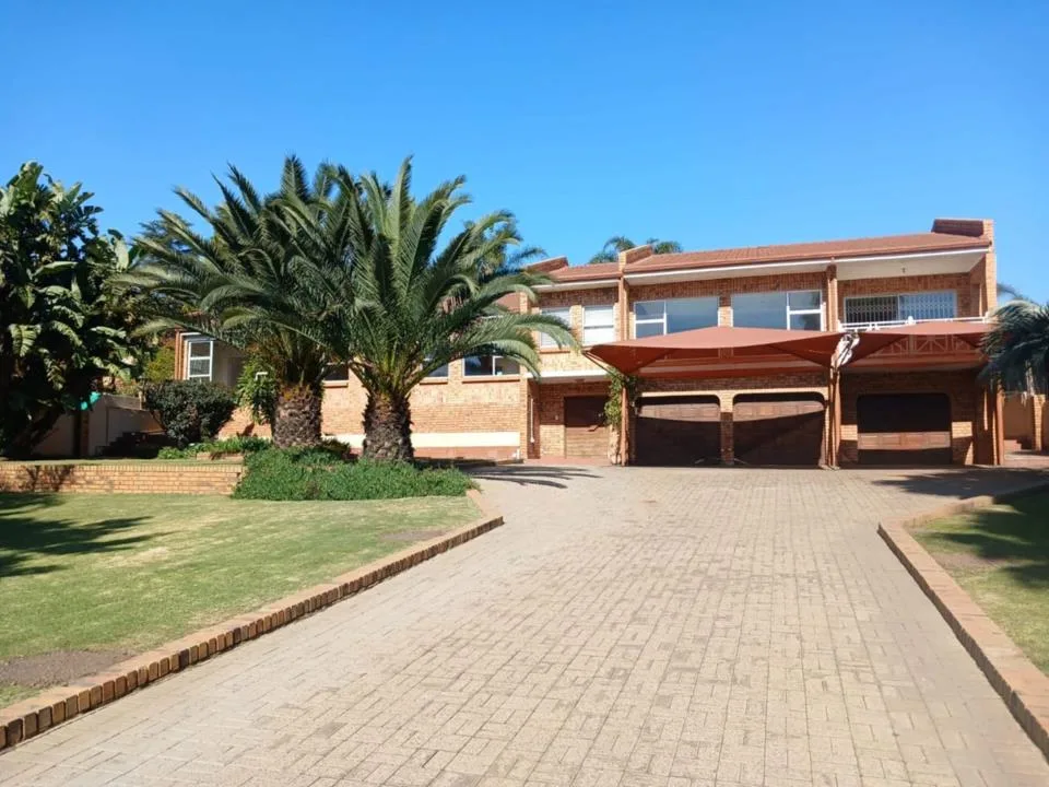 4 Bedroom House for sale in Die Heuwel