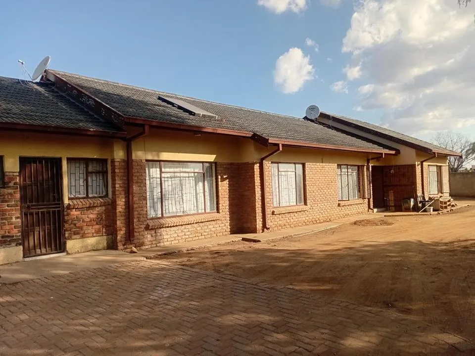 10 Bedroom House for sale in Penina Park