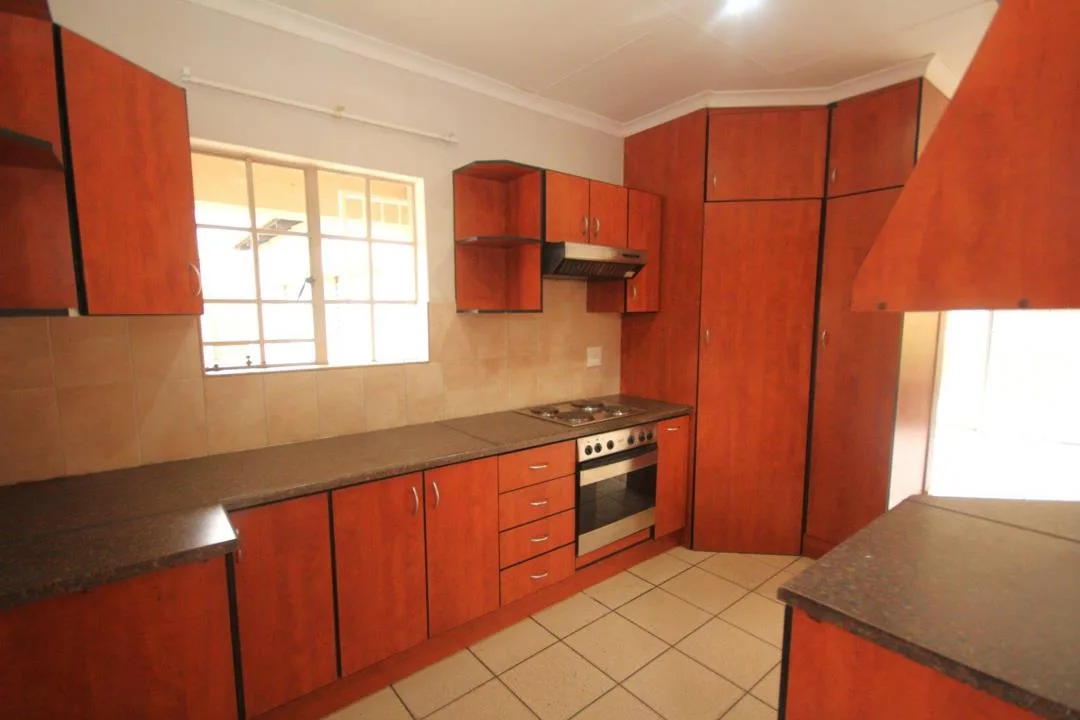3 Bedroom Townhouse to rent in Aerorand