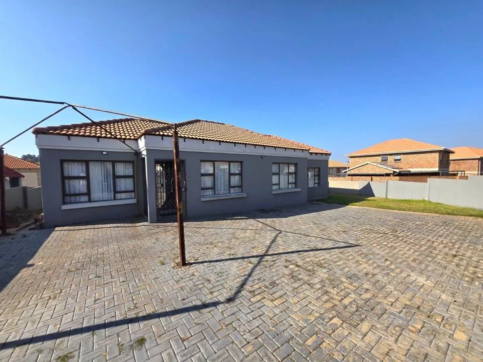 4 Bedroom House for sale in Jackaroo Park
