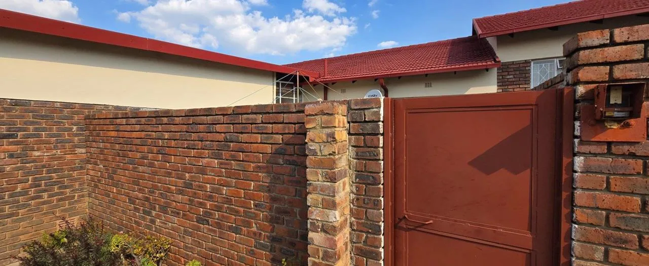 2 Bedroom Townhouse for sale in Gholfsig