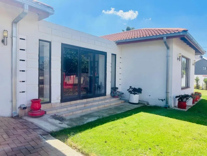 3 Bedroom House for sale in Bayswater