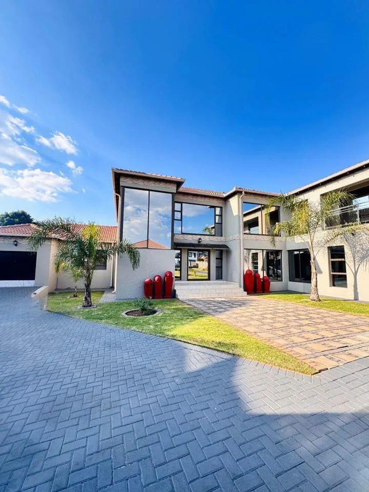 7 Bedroom House for sale in Reyno Ridge