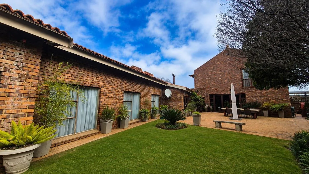 8 Bedroom House for sale in Grimbeeck Park