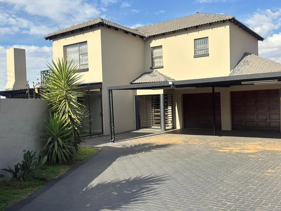 3 Bedroom House for sale in Aerorand