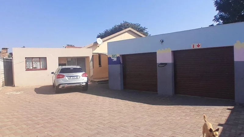 3 Bedroom House for sale in Oos Einde