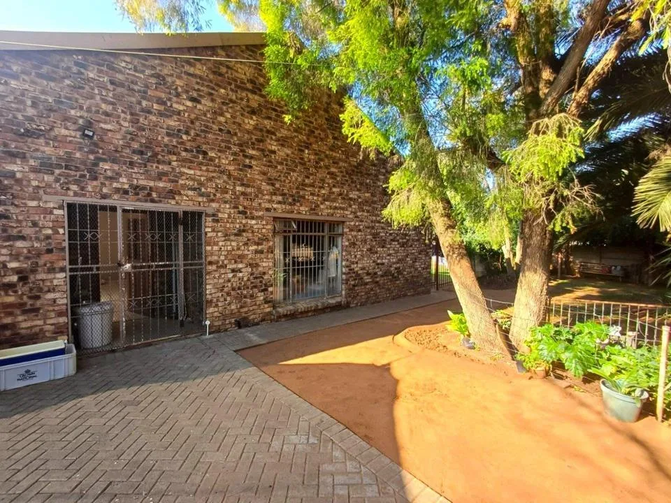 5 Bedroom House for sale in Brandwag