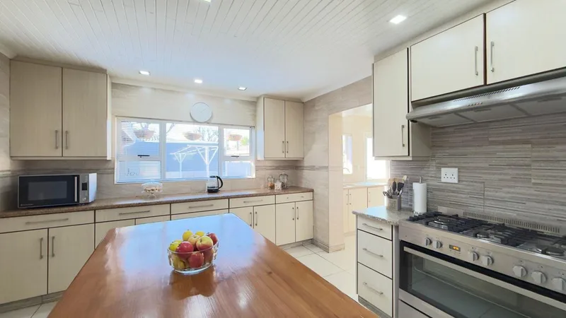 5 Bedroom House for sale in La Provance