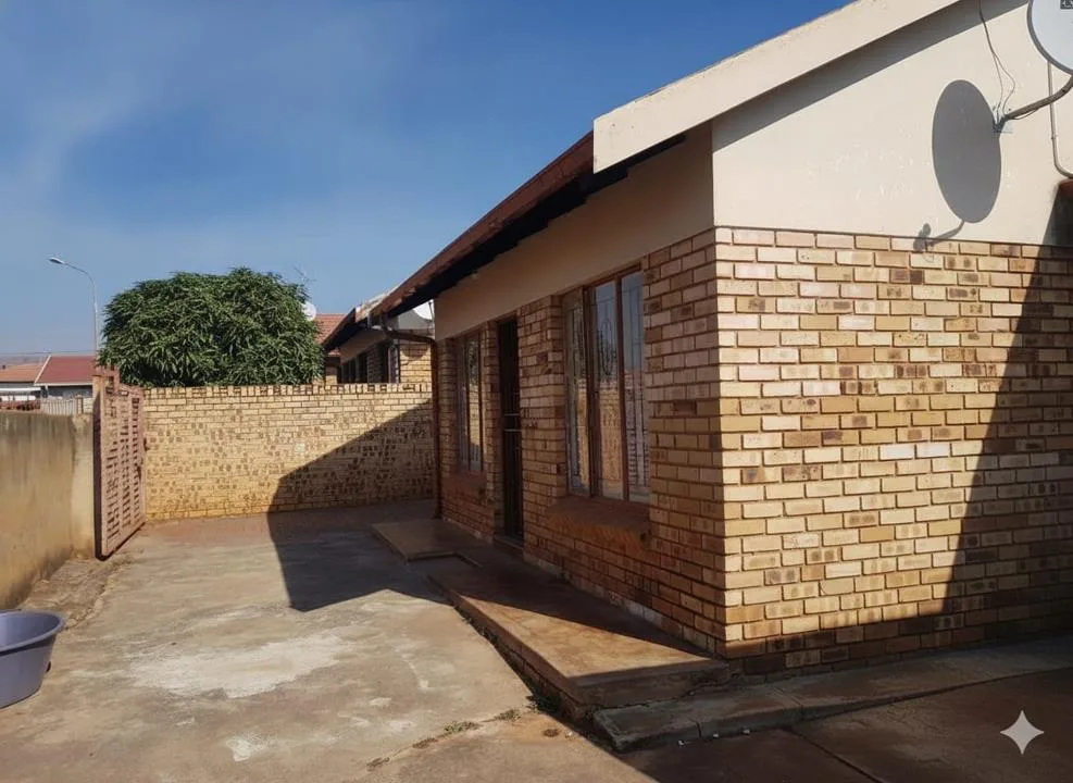 2 Bedroom House for sale in Geelhoutpark