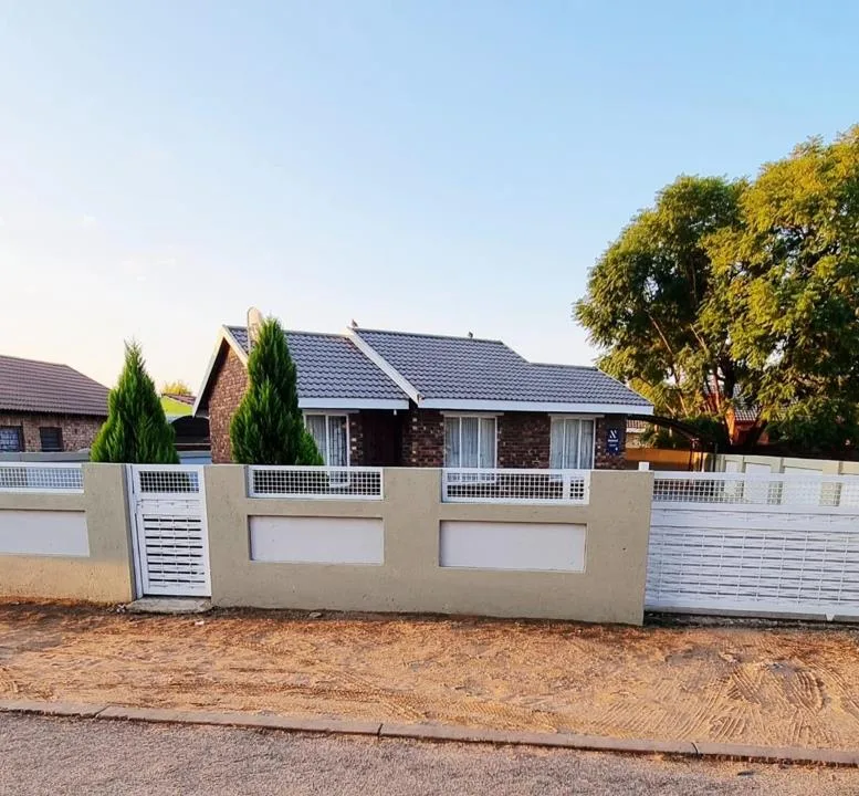 2 Bedroom House for sale in Mmabatho Unit 15