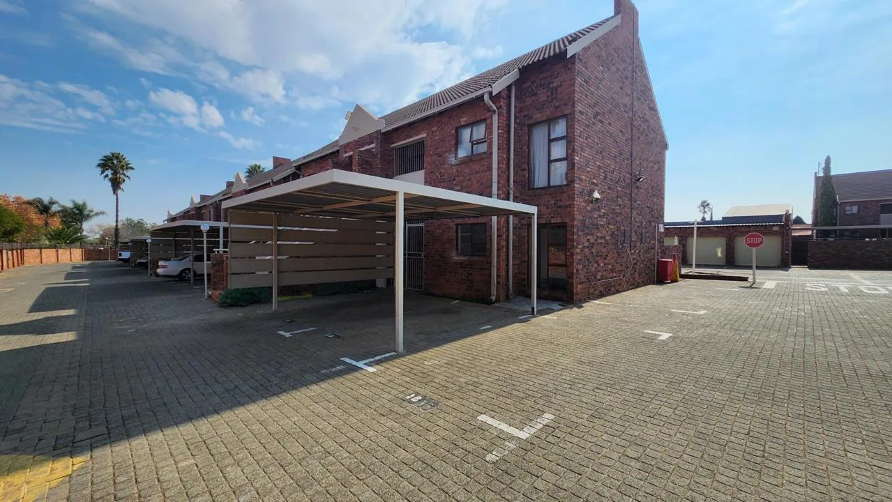 2 Bedroom Townhouse for sale in Langenhovenpark