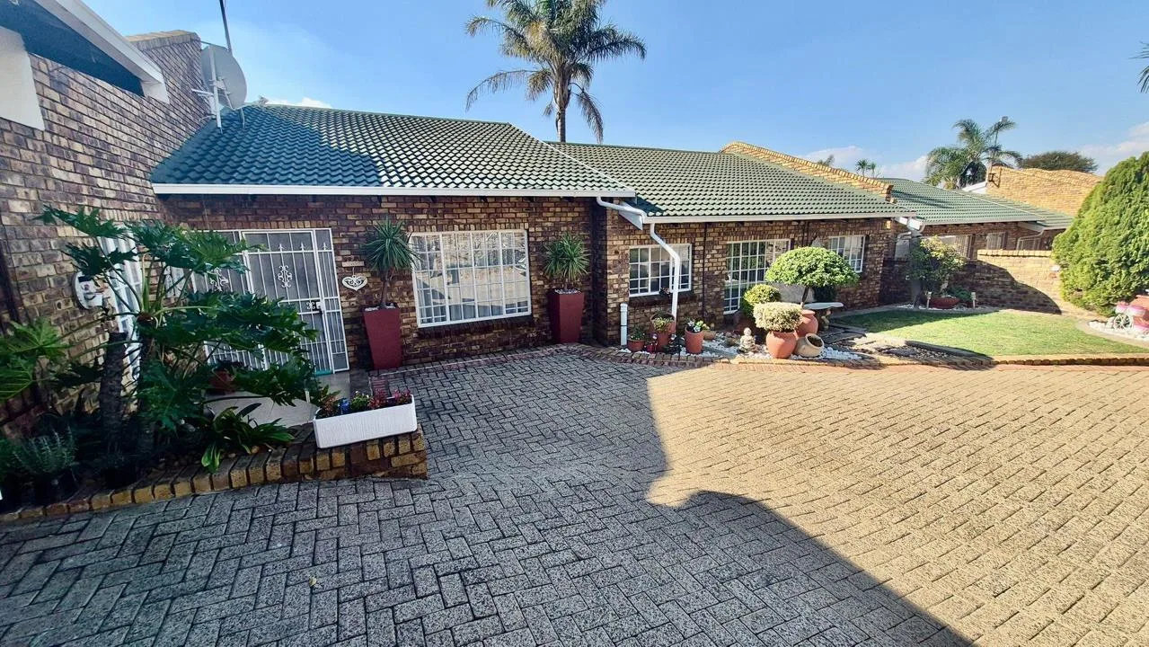 4 Bedroom House for sale in Die Heuwel