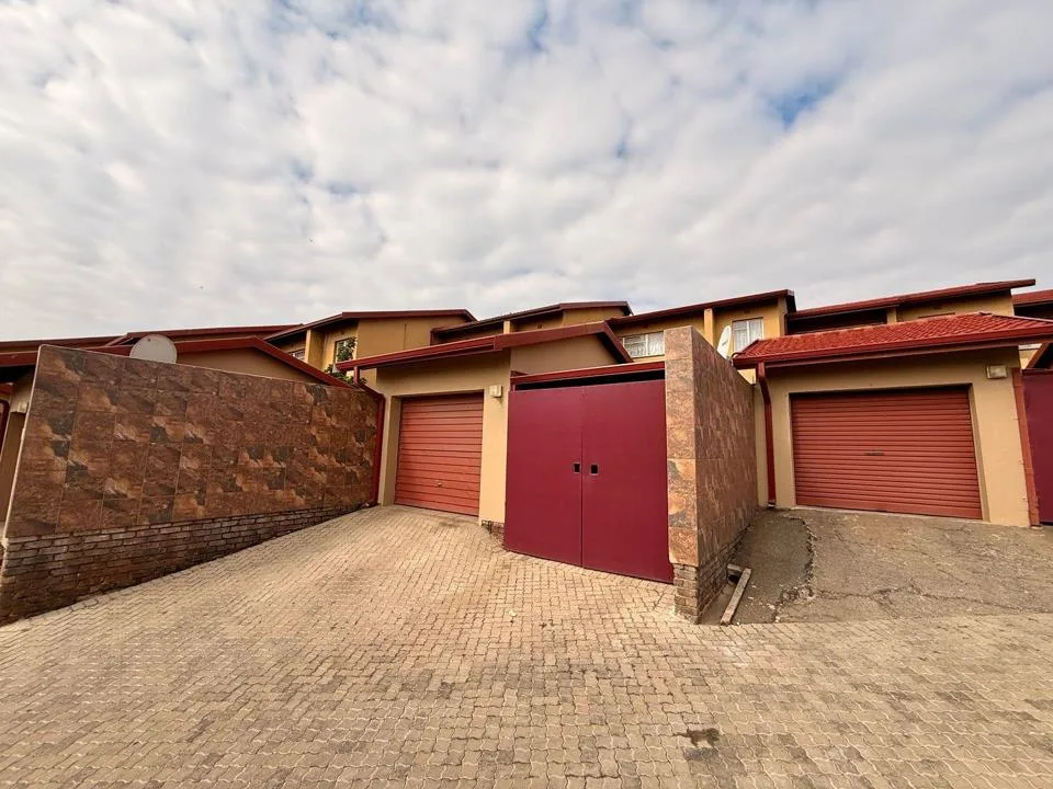 3 Bedroom House for sale in Die Heuwel Ext 1