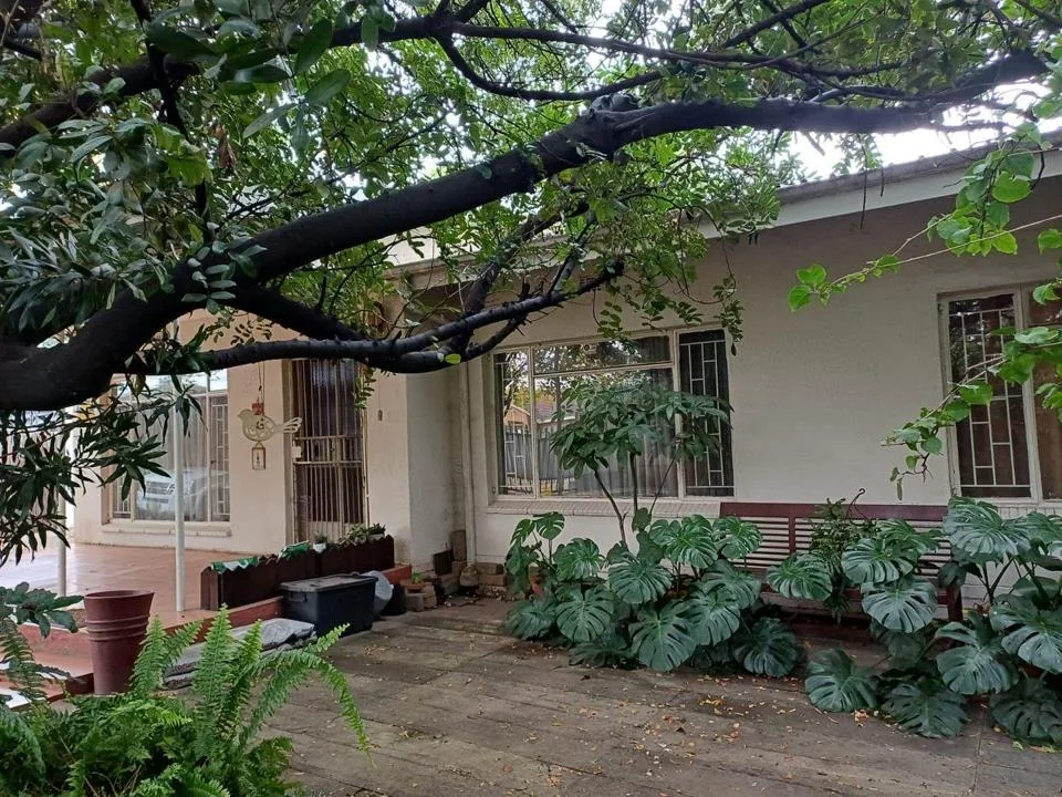 3 Bedroom House for sale in Oos Einde