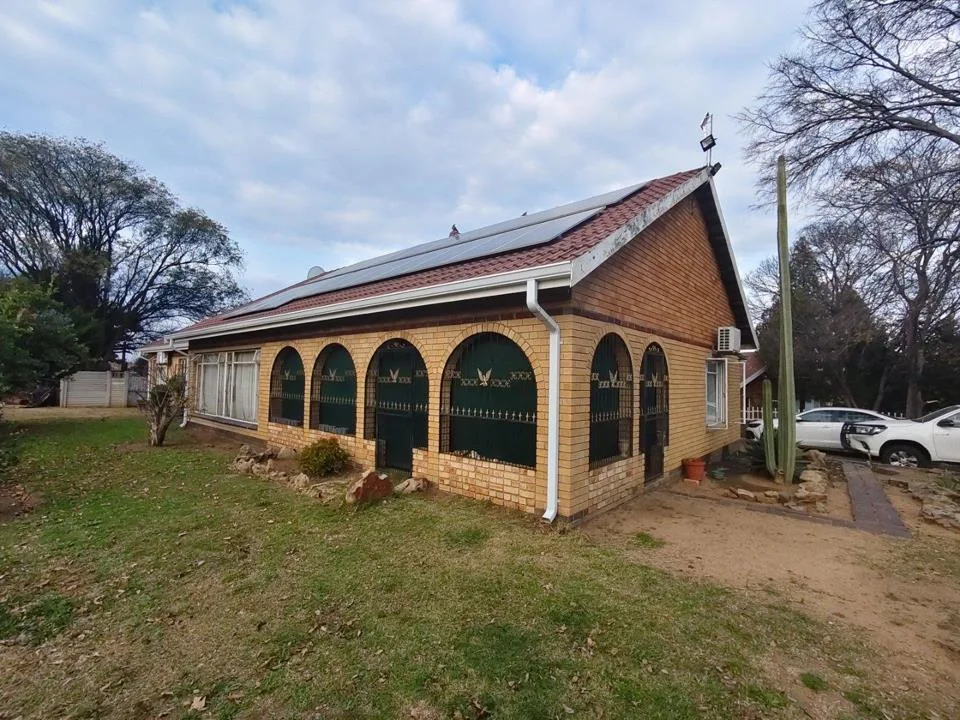 3 Bedroom House for sale in Uitsig