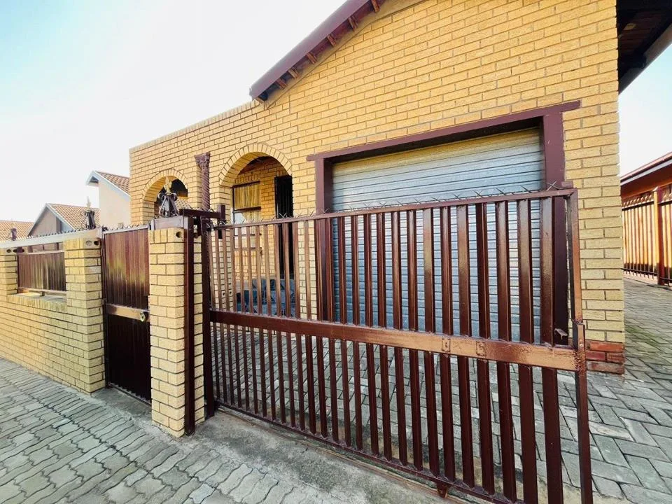 3 Bedroom House for sale in Blomanda