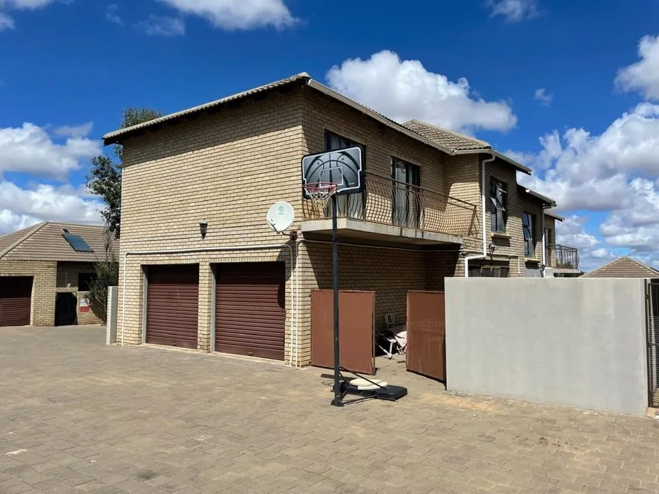 3 Bedroom Townhouse for sale in Langenhovenpark
