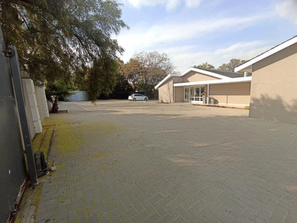 6 Bedroom House for sale in Bayswater