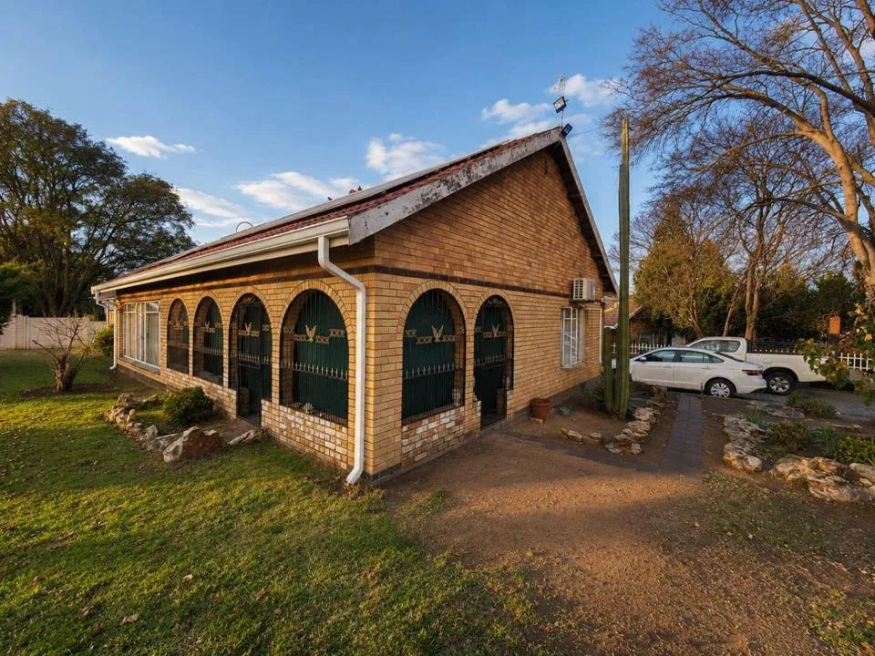 3 Bedroom House for sale in Uitsig